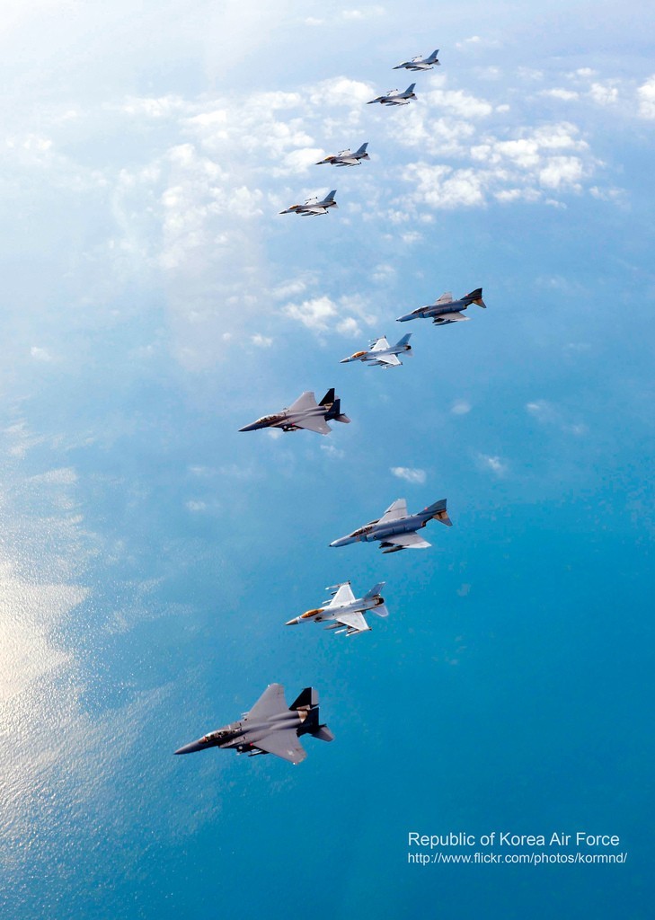圖為韓空軍KF-16戰(zhàn)機(jī)、F-4戰(zhàn)機(jī)、F-15K兩代三型戰(zhàn)機(jī)編隊(duì)升空練作戰(zhàn)。