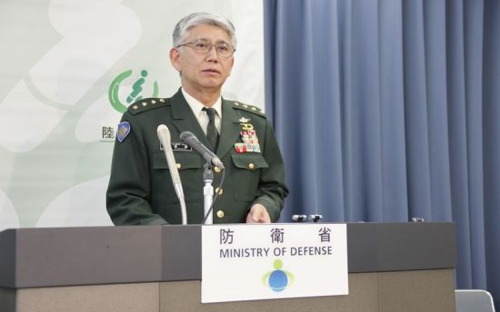 2月21日下午2點(diǎn)，日本陸上自衛(wèi)隊(duì)參謀長(zhǎng)君塚榮治在防衛(wèi)省會(huì)見記者