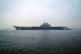 2月26日上午，中國海軍“遼寧艦”從大連港駛出，這是“遼寧艦”2013年首次出海。圖/CFP