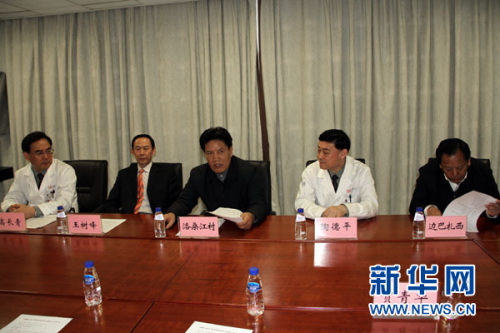 西藏自治區(qū)政府主席洛桑江村(左三)、副主席邊巴扎西(右一)一行來(lái)到解放軍總醫(yī)院，向牽頭“慈善援藏”救助活動(dòng)的解放軍總醫(yī)院醫(yī)護(hù)人員表達(dá)謝意并贈(zèng)送牌匾。蔡琳琳 攝