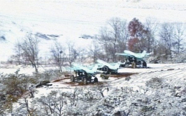 朝鮮公開的照片顯示，在三輛牽引車輛上各自搭載了一架無人機(jī)。