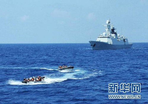 3月28日，十余名臨檢拿捕隊員從玉林艦出發(fā)，乘小艇駛向模擬可疑商船的艦只。