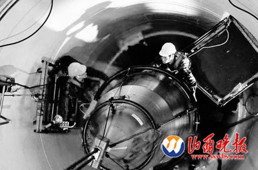 美國空軍人員將一枚“民兵3”型洲際彈道導(dǎo)彈導(dǎo)入制導(dǎo)設(shè)備。
