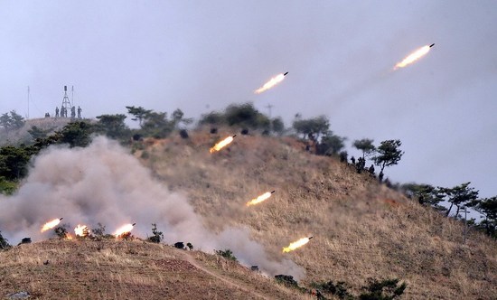 資料圖：朝鮮炮兵在進(jìn)行火力演習(xí)。