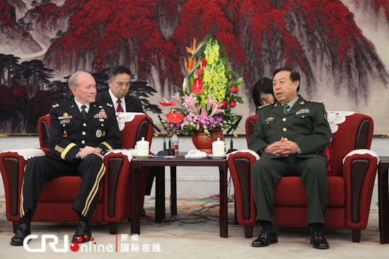 　中央軍委副主席范長(zhǎng)龍上將（右）會(huì)見(jiàn)美軍參聯(lián)會(huì)主席鄧普西上將。