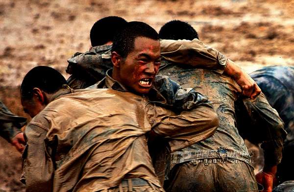 資料圖：濟南軍區(qū)某部特種兵魔鬼訓(xùn)練。