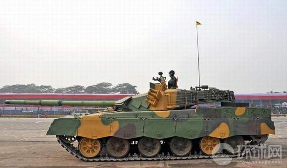 原文配圖：MBT-2000坦克參加孟加拉國閱兵。