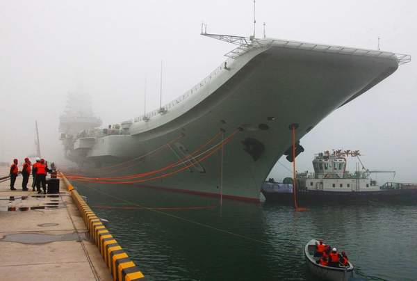 資料圖：遼寧艦停泊軍港。