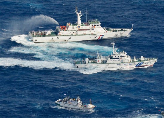 　　資料圖：臺(tái)灣巡邏船在釣魚島海域用水炮驅(qū)逐日本巡邏船
