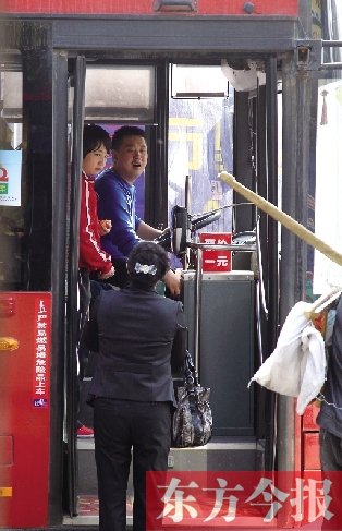 梅麗手持殘疾人證等車時，多次被司機(jī)婉言謝絕