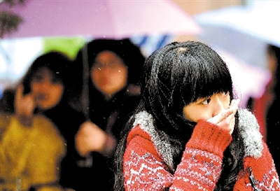 大學(xué)路附近，一位美女冷得縮起脖子。 晚報(bào)記者 馬健 圖