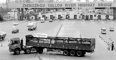 一輛6軸大貨車(chē)被路政人員勸阻后，掉頭返回