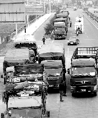 排隊(duì)等待天黑過(guò)橋的大貨車(chē)