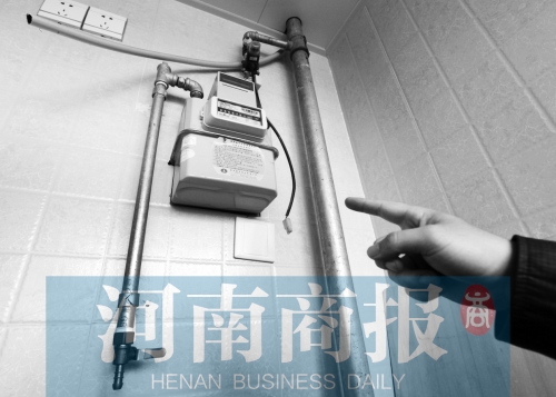 天然氣管裸露，有居民稱安裝好的燃氣灶具一直閑置