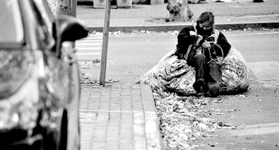 她靠在裝滿樹葉的大袋子上瞇了一會(huì)。