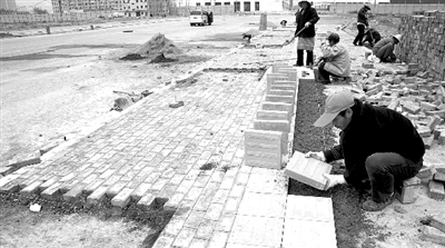 端午路正在鋪設人行道道磚，進行工程收尾。