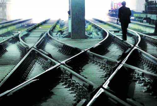 ▲鄭州地鐵1號線醫(yī)學院站，地下18米縱橫交錯的鐵軌伸向遠方。