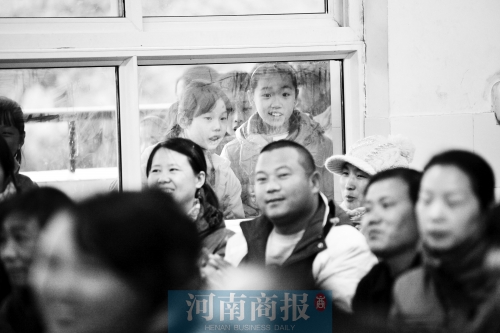 家長(zhǎng)課堂上，孩子們趴在窗戶上圍觀