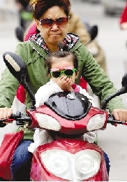 昨天清晨，文化宮路。 鄭州晚報記者 張翼飛 圖