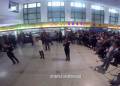 火車站候車大廳紅歌快閃迎國慶！百人互動，震撼現(xiàn)場嗨翻天！