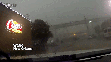 好可怕！大風(fēng)把火車從橋上吹了下來