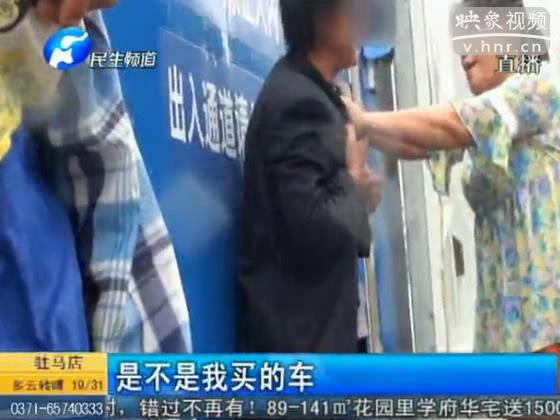 夫妻車?；▓@路中央 棄車去打架