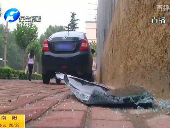 路虎車(chē)被砸 猜猜丟了啥