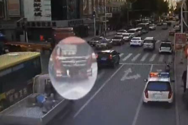 大貨車(chē)轉(zhuǎn)彎 老人卷車(chē)底