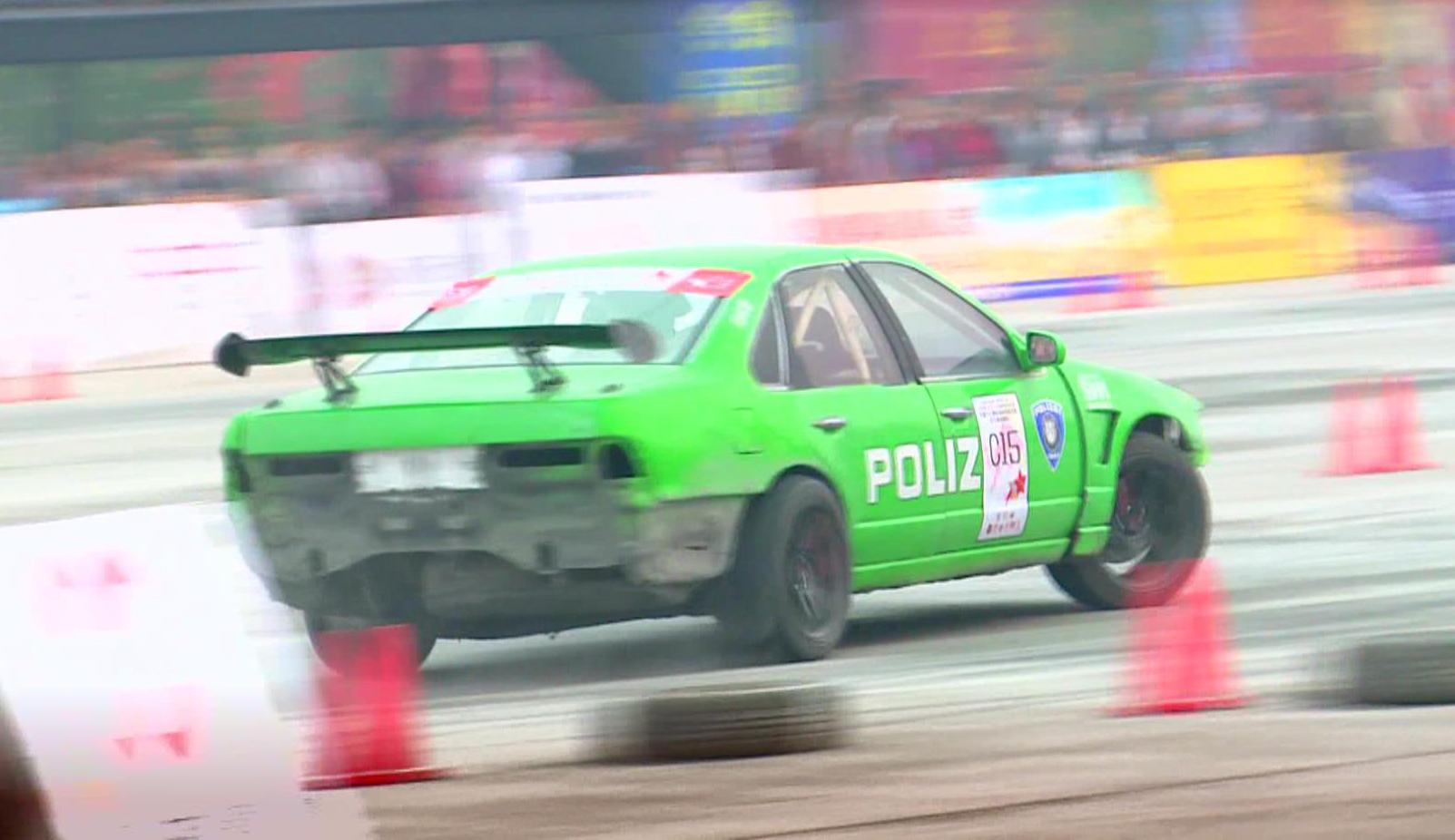 漂移大賽現(xiàn)場  驚現(xiàn)“神級(jí)”S彎