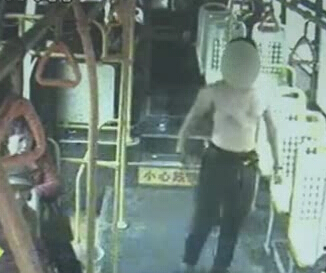 上車光膀子 這是要干啥？