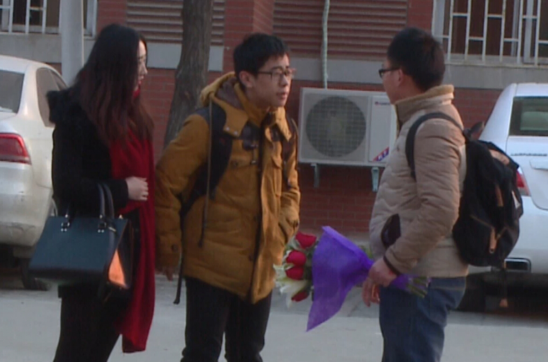 美女請(qǐng)你假裝其男友拒絕追求者，你會(huì)怎么辦？