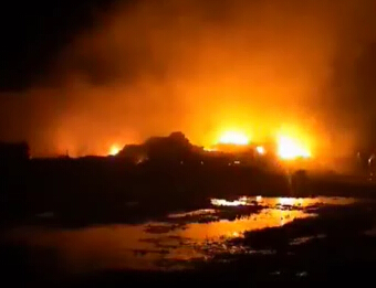 化工廠起大火 水泥來(lái)滅火