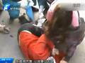 女子崴腳遭公交車碾壓