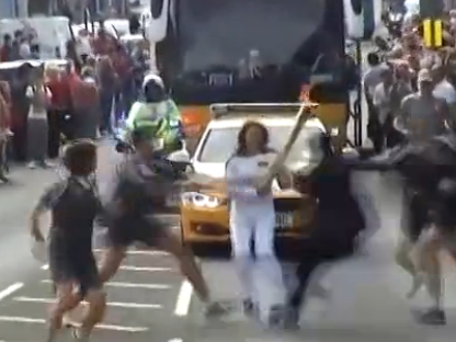 驚魂一幕！不速之客搶奧運(yùn)火炬遭安保摁倒