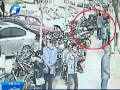 偷車賊秒開(kāi)車鎖 監(jiān)控拍下行竊過(guò)程