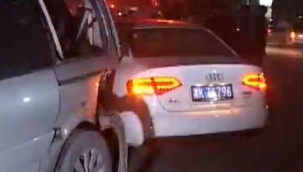 12車停路邊瞬間全報(bào)廢 咋回事？