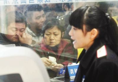 胡娜認(rèn)真、耐心地向旅客介紹票務(wù)情況