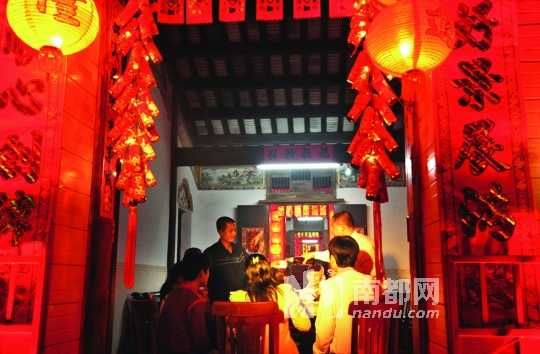 　　海口人把除夕的年夜飯稱為“吃圍爐”。