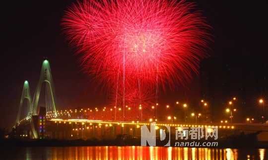  ?？谑忻癯赃^了年夜飯,到西海岸燃放觀賞煙花是近年來興起的一大潮流。