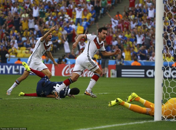 第13分鐘，胡梅爾斯頭球破門(mén)