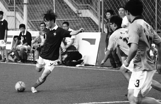 只要有球踢，小伙子們就很高興