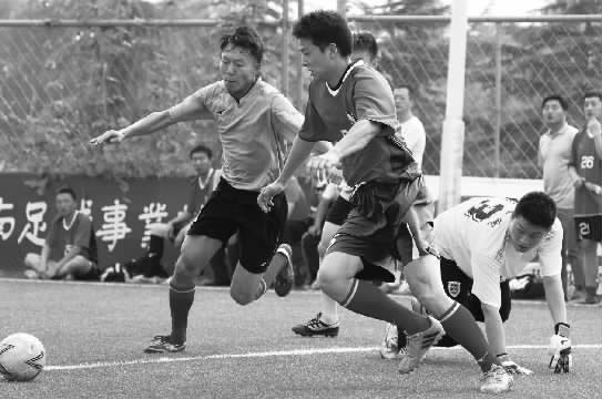 鄭州航院隊與鄭州經(jīng)開正和隊的比賽，可謂是學(xué)生軍和朋友隊之間的強強對決