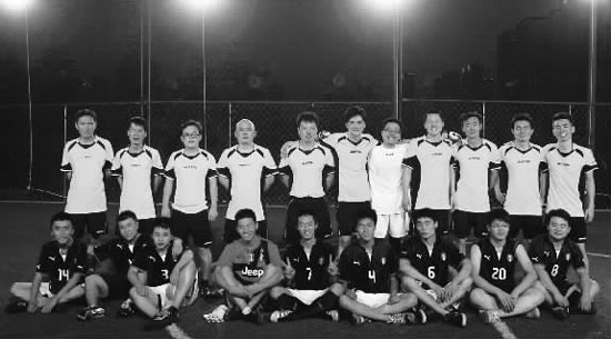 昨晚，東道主東方今報(bào)隊(duì)迎來了第二個(gè)比賽對(duì)手——財(cái)大數(shù)學(xué)隊(duì)