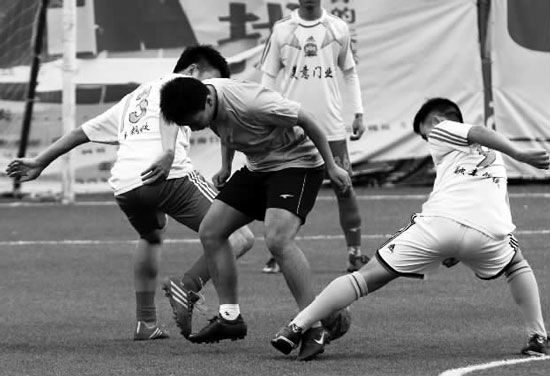 奪冠熱門球隊(duì)美意門業(yè)，上半場就踢出了5:0的一邊倒局面