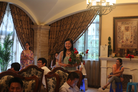 收到怎么多玫瑰，當然開心啦！