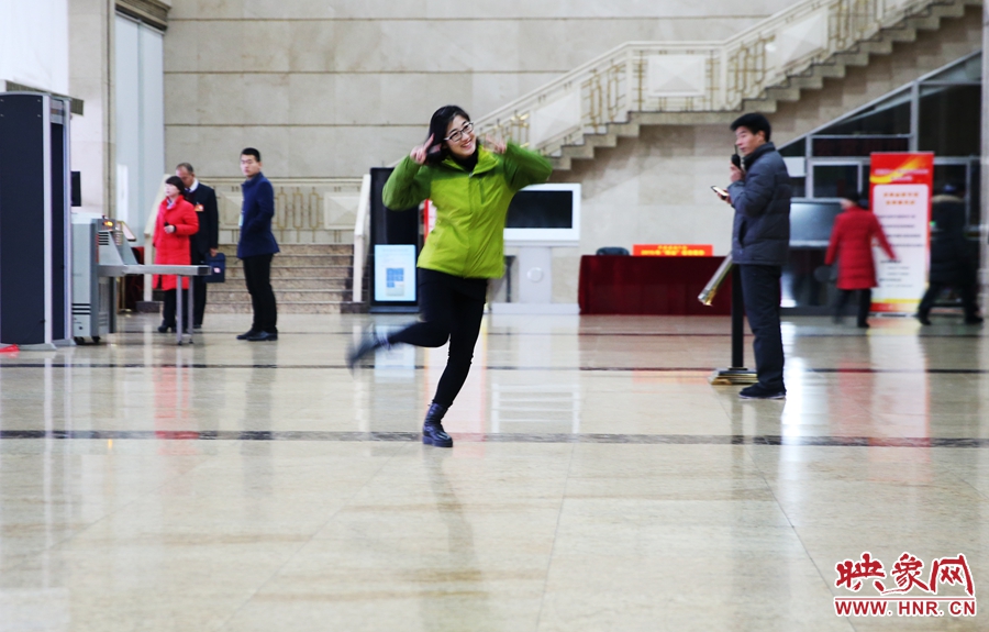 南樂天完成一個采訪后，興奮的跳了起來。