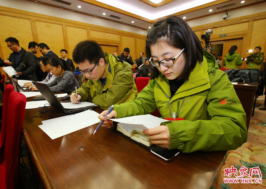 大象融媒映象網(wǎng)記者南樂天在兩會記者會開始前積極準(zhǔn)備。