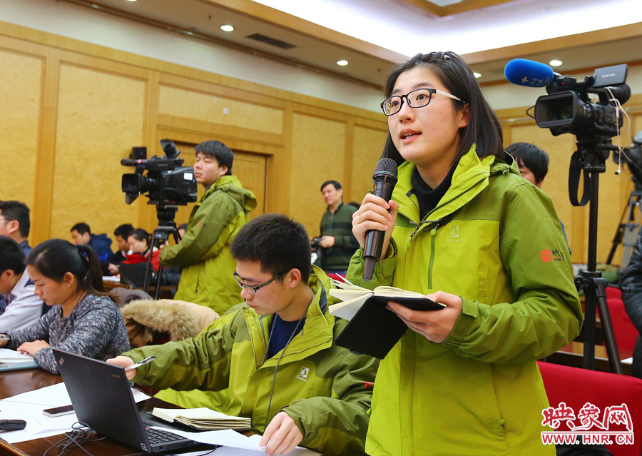 大象融媒映象網(wǎng)記者南樂天在記者會上提問。