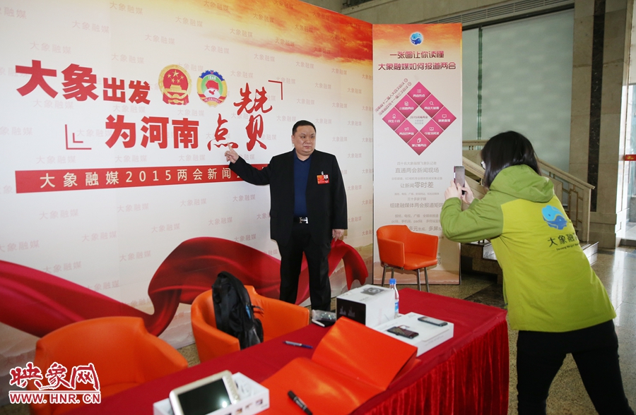 幫代表在大象融媒新聞會客廳留影拍照。