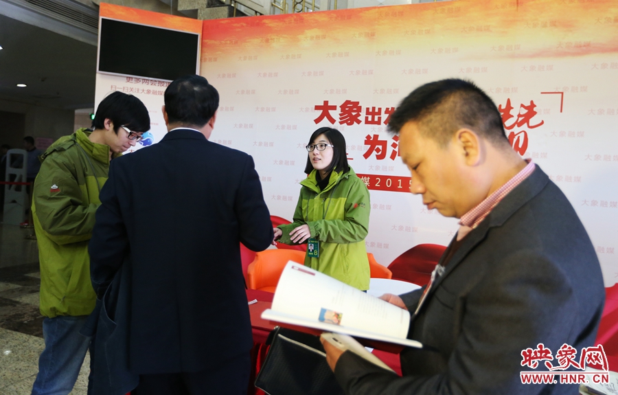 向代表、委員講解大象融媒旗下出品的新聞產(chǎn)品。